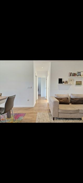 Sofá cama com chaise longue e arrumação