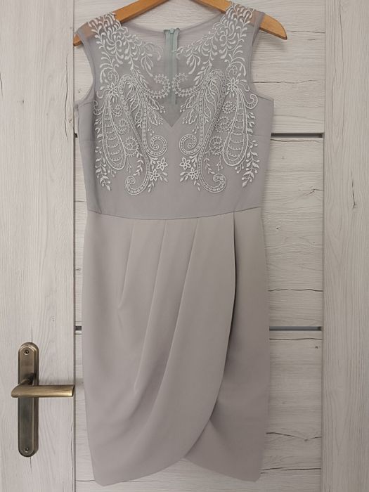 Elegancka sukienka z motywem koronkowym