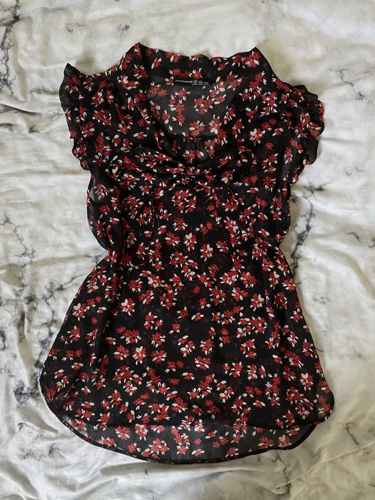 Przewiewna czarna bluzeczka we wzor kwiatowy z wiazaniem na szyi