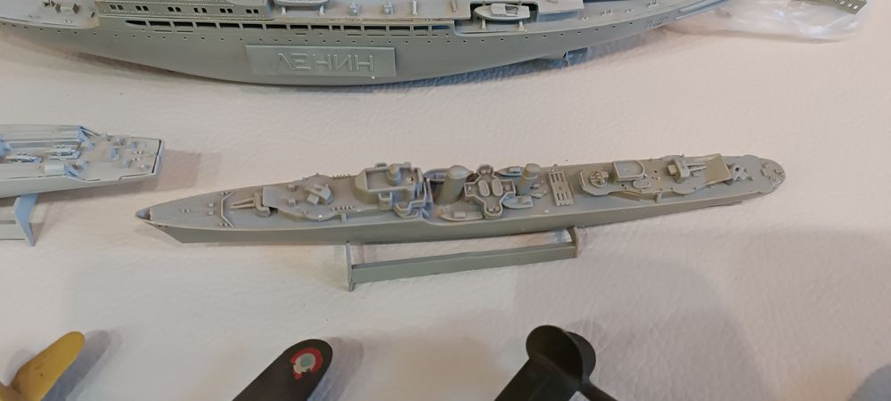 Сборные модели корабли и самолёты.