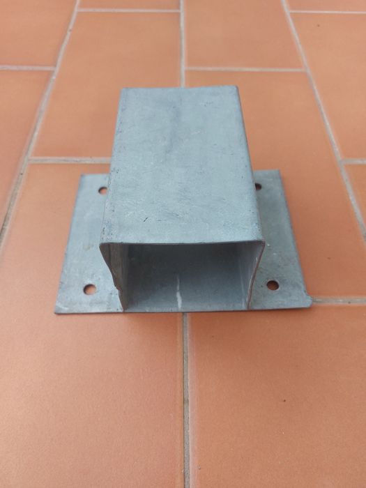 Base de metal para poste de madeira