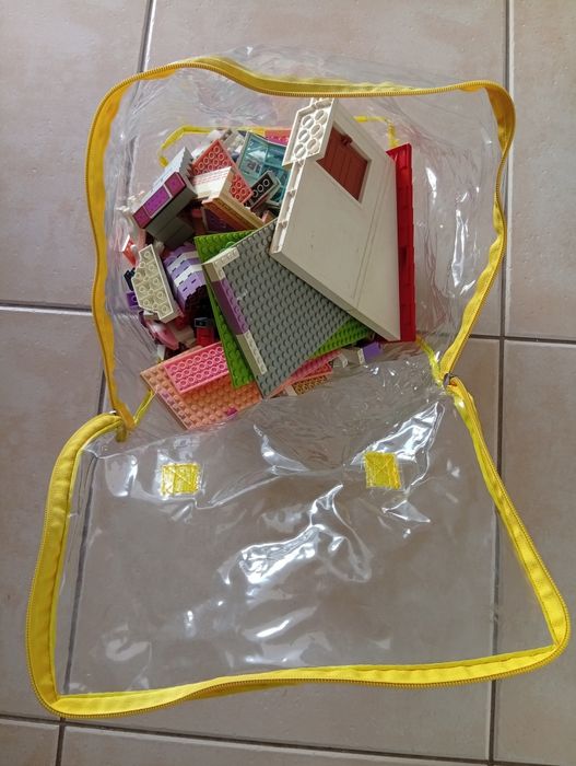 Conjunto de peças da Lego e outras