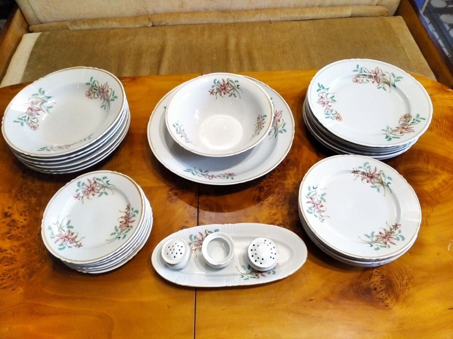 Сервиз столовый с цветочным рисунком на 6 персон, 30 предметов