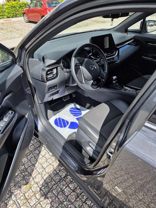Toyota C-HR samochód