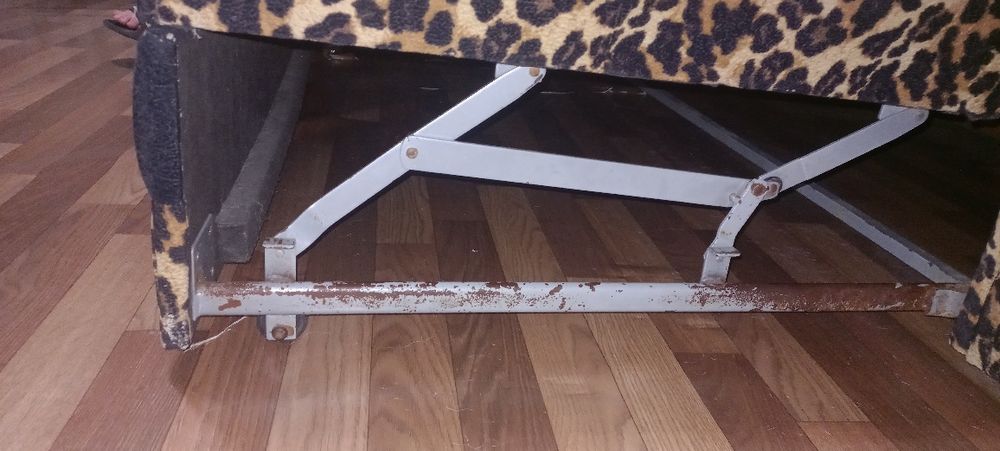 Продам кутовий  диван,ПіД РЕСТАВРАЦІЮ!ДАМАНСКИЙ!