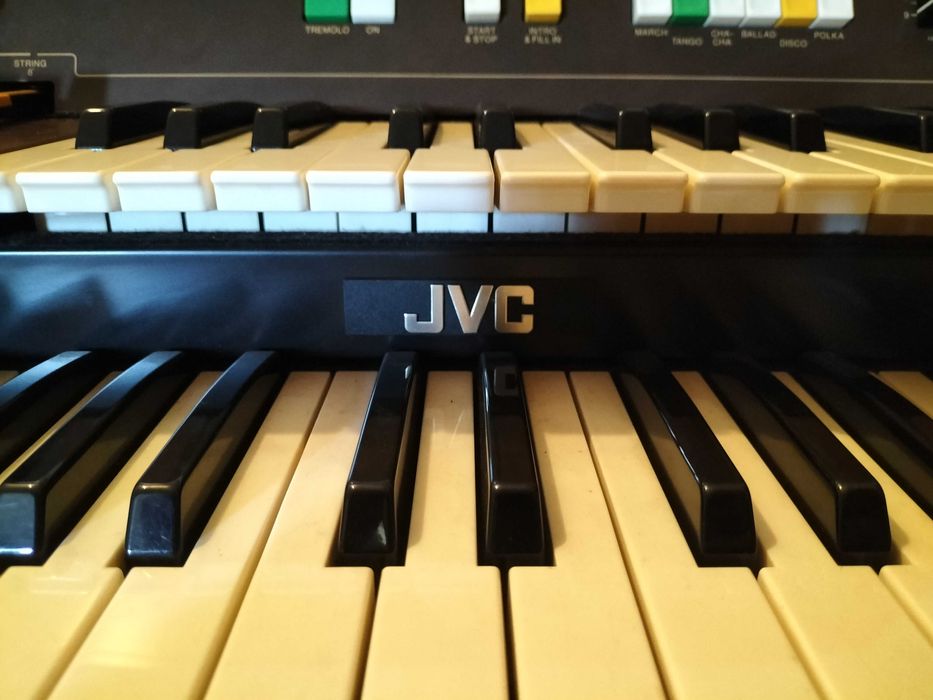 Órgão raro da marca JVC em ótimo estado.