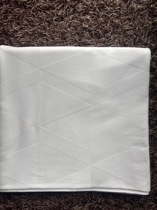 Duży biały obrus stołowy 135x275 cm.