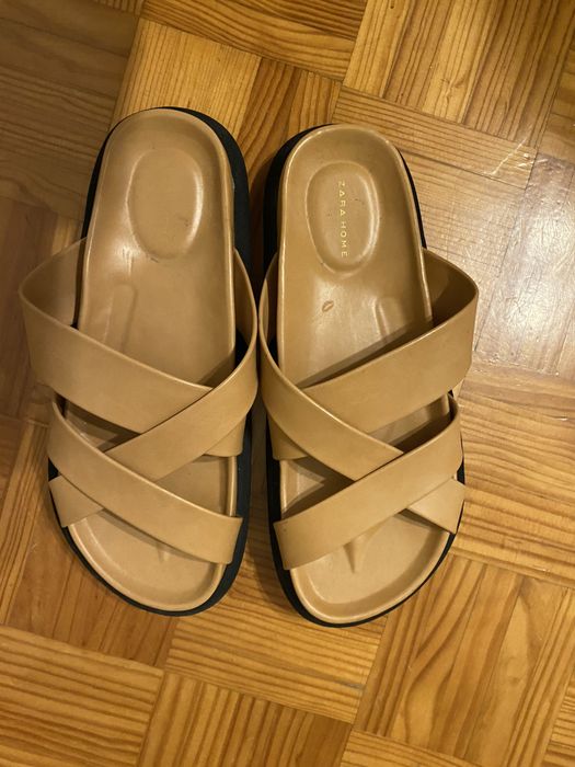 Sandalia estilo chinelo semi nova . Zara