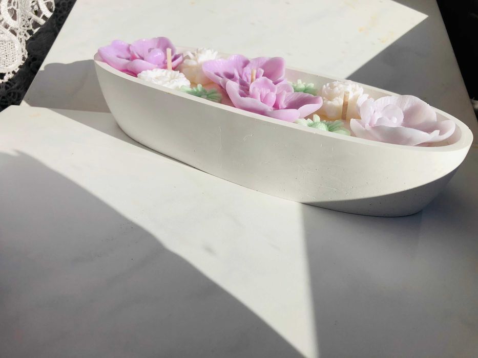 Świeca świeczka w owalnym dużym pojemniku kwiaty