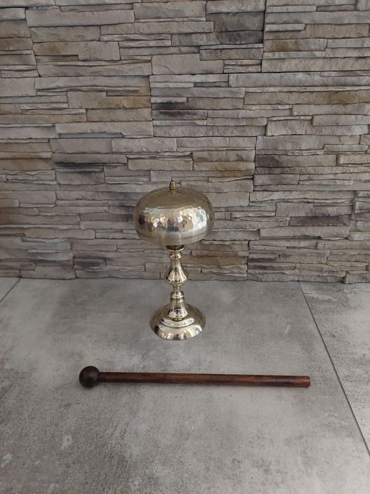 Gong mosiężny, dzwon, stary ciekawy przedmiot, instrument grający