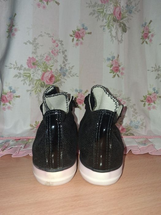 Жіночі кросівки чорного кольору