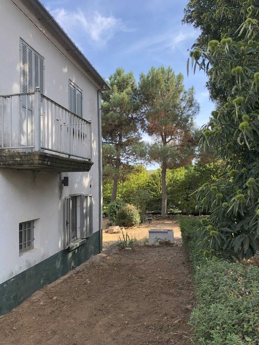 Moradia V6 com terreno para exploração