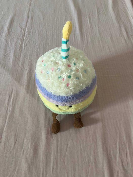 Peluche bolo de aniversário com vela e pernas, cerca de 27 cm