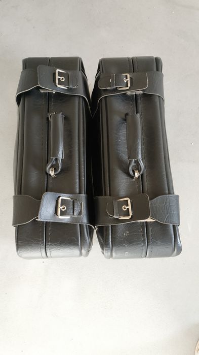 Dwie czarne walizki ze skóry