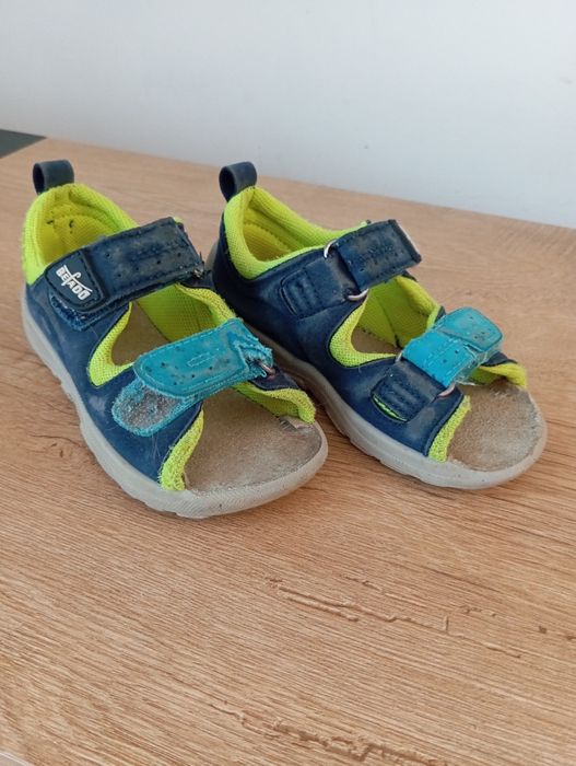 Sandały w rozmiarze 23