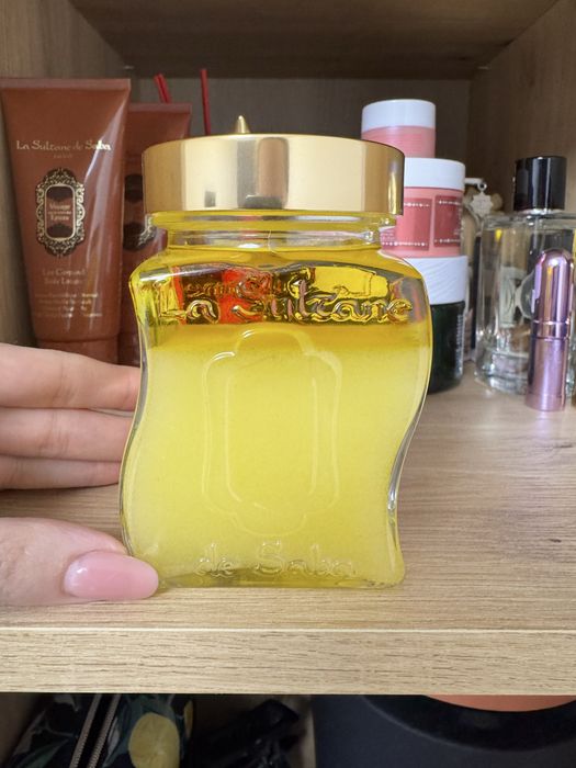 La Sultane de Saba Exfoliating Salts c ароматом аюрведичної амбри, ванілі та пачулі.
