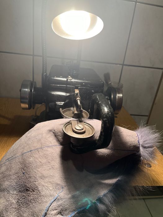 Kuśnierka , maszyna kuśnierska .