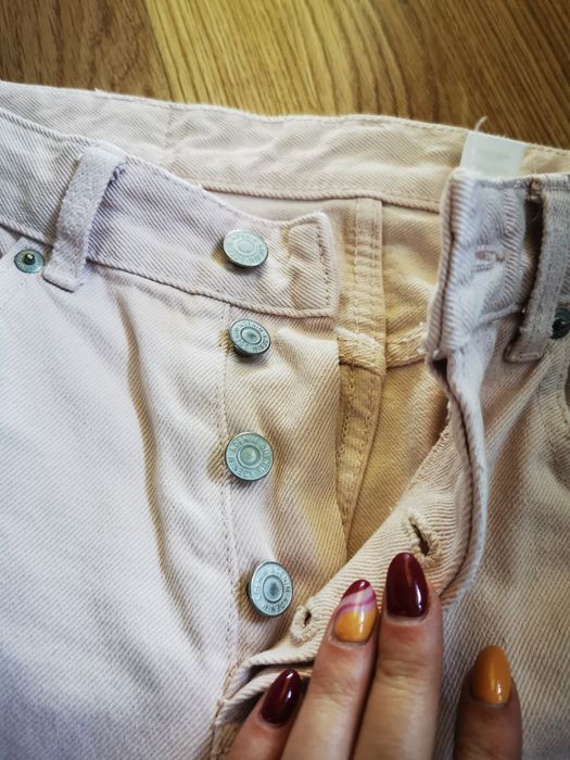 Różowe spodnie typu boyfriend