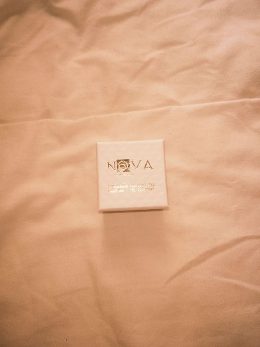 Pulseira preta com detalhes prateados