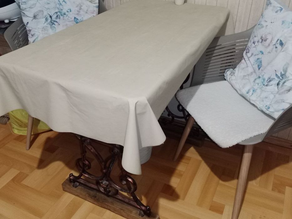 Стіл дерев'яний.