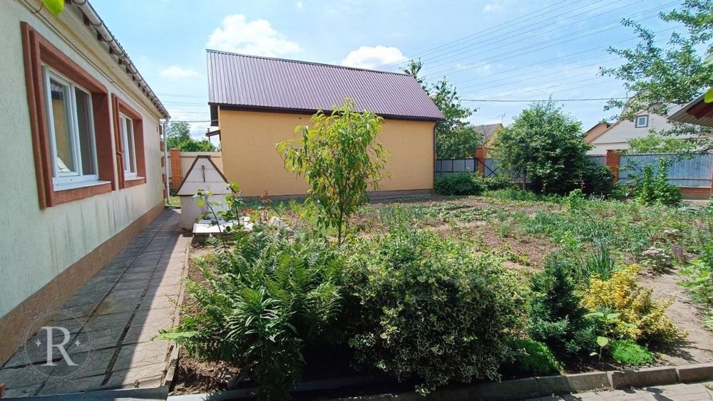 Продаж просторого будинку для двох сімей у Луцьку | 2 кухні | 2 входи | гараж