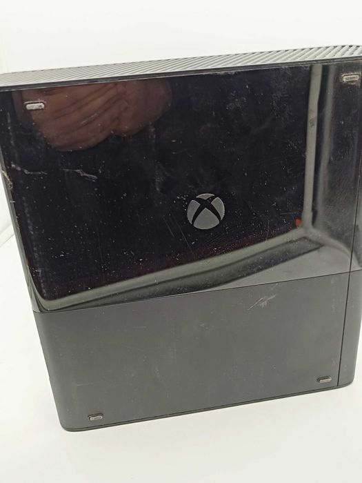 Konsola Microsoft Xbox 360 E 250 GB + pad + 2 gry + Kinect + zasilacz