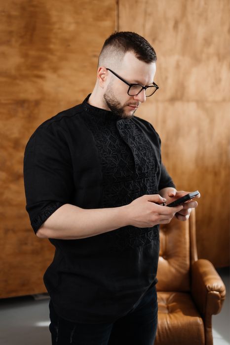 Чорна лляна чоловіча вишиванка