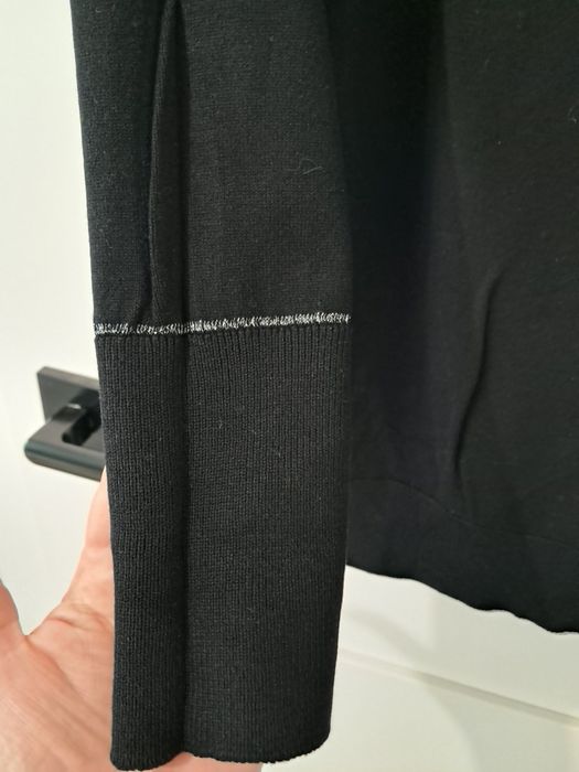 Sweter z srebrną nitką na rękawie