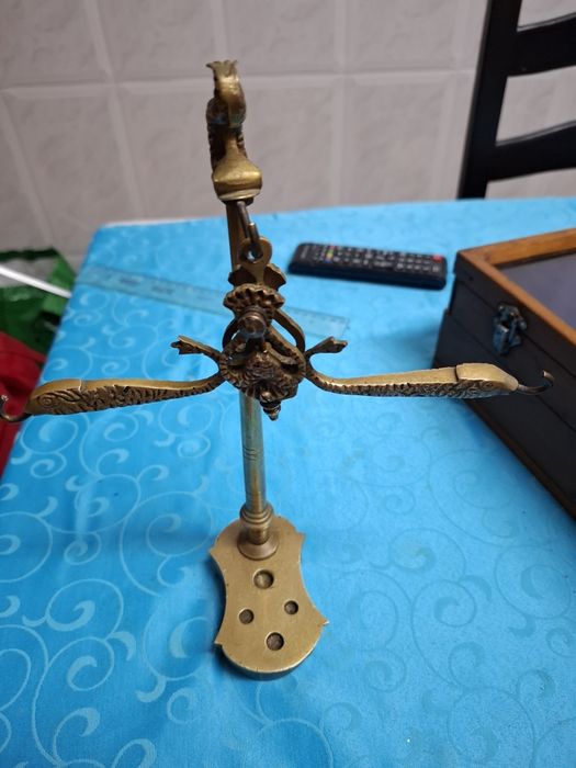 Balança com um prato sem pesos