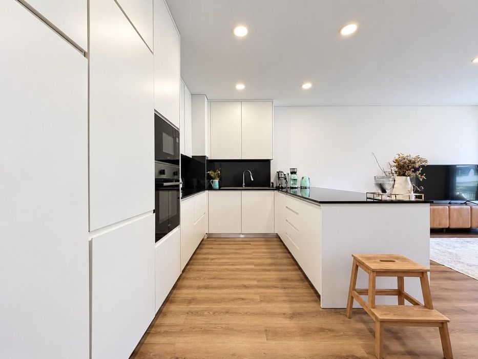 T3 único com closet e domótica | Orientação a sul | 2 lugares de garagem com Wallbox | Casal Residence, Pontinha