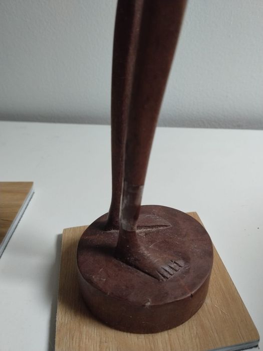 Estaturas em madeira