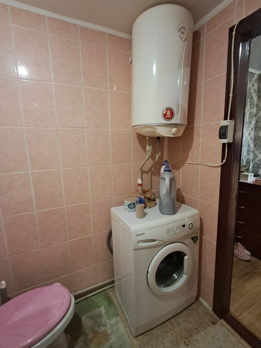 Продам 1 кім.чешку з меблями та побутовою технікою на Київській