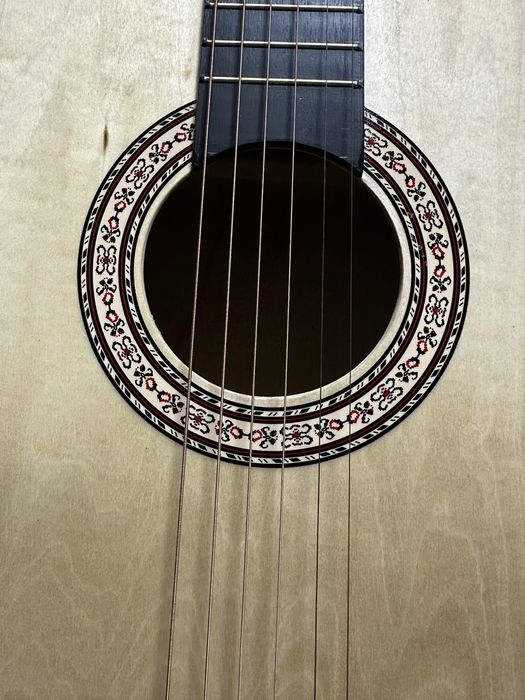 Новая классическая гитара с металлическими струнами