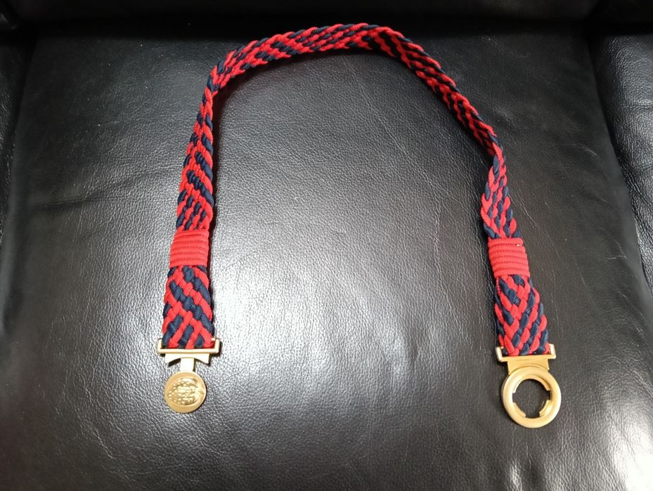 Cinto em azul e vermelho