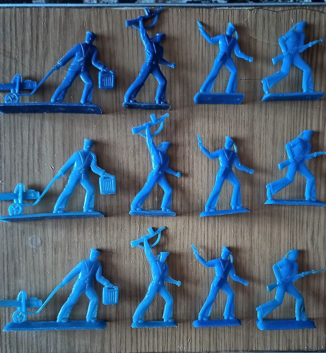 Продам плоских солдатиков СССР, в объявлении не все есть ещё такие же