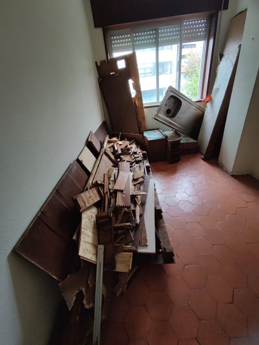 Remoção de entulho entre outros serviços