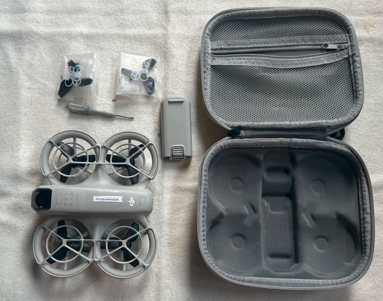 Dron DJI NEO prawie nowy - dodatkowa bateria, futerał