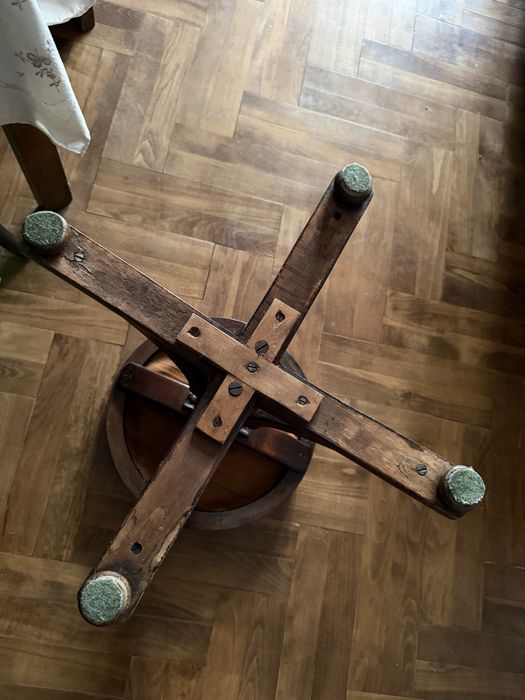 Antyczny taboret do pianina, regulowany