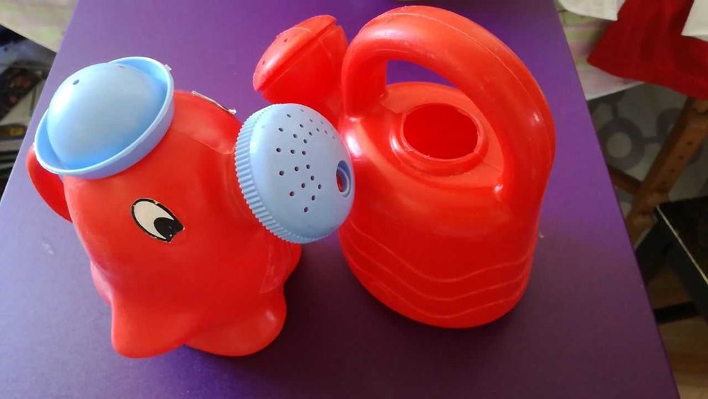 1 balde + 2 regadores + um disco de praia + 1 ancinho + 4 argolas