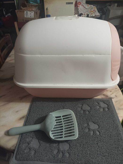 W.C. Gato com tapete e pá