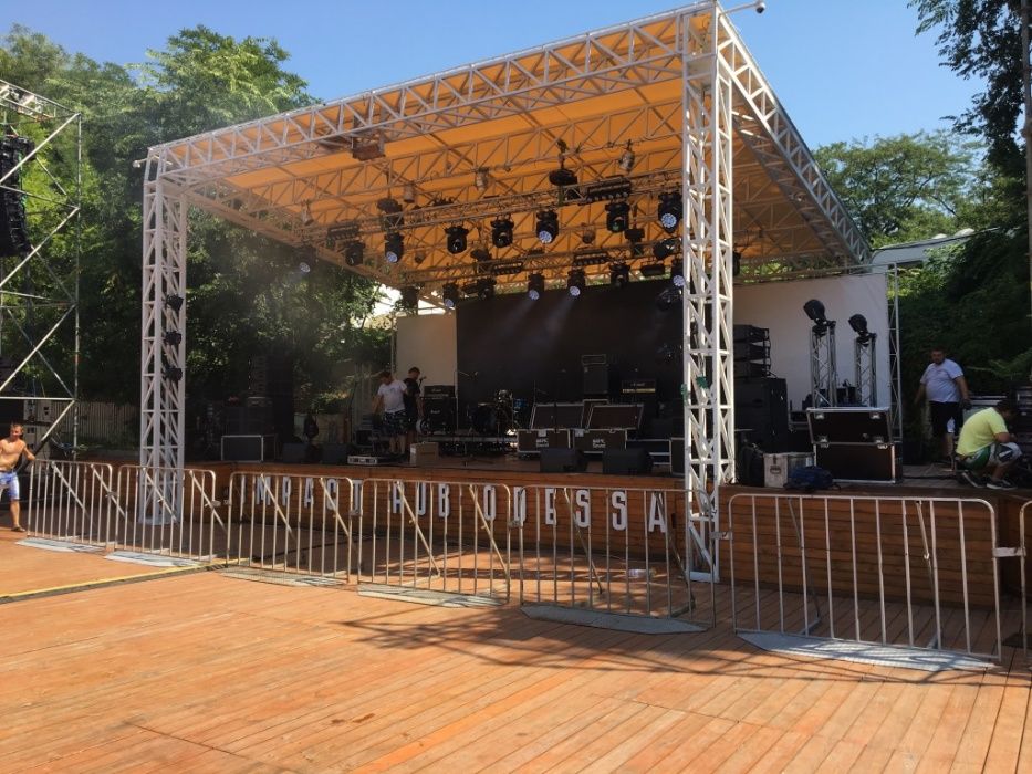 Аренда краш барьеров. Аренда заборов