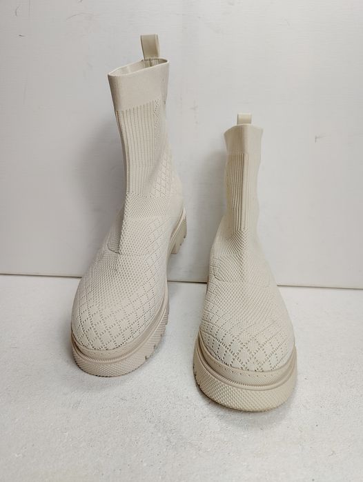 Modne kremowe skarpetkowe wsuwane botki na grubej podeszwie rozm 40 41