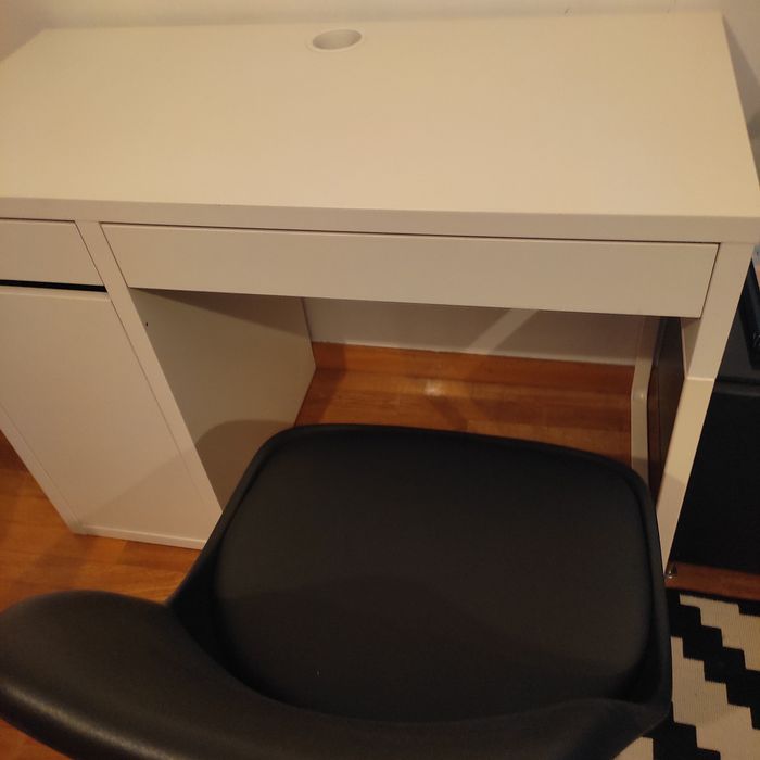 Secretária IKEA modelo Mickey e cadeira