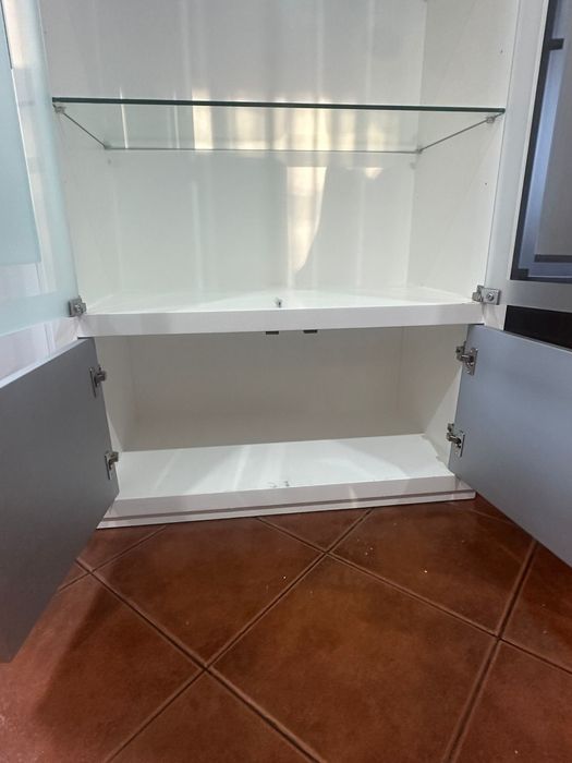 Movel branco com portas de vidro