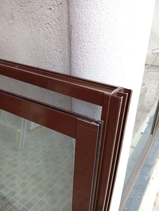 Janela em alumínio de cor castanha