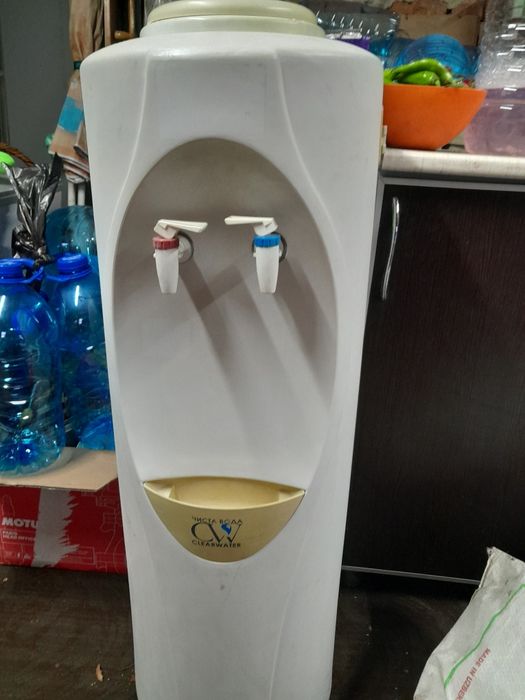 Кулер для воды.,холодная и горячая вода.