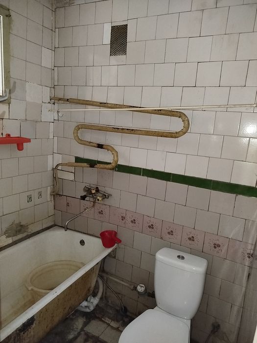 Фасадна квартира  в селищі Романів з автономним опаленням під бізнес або житло