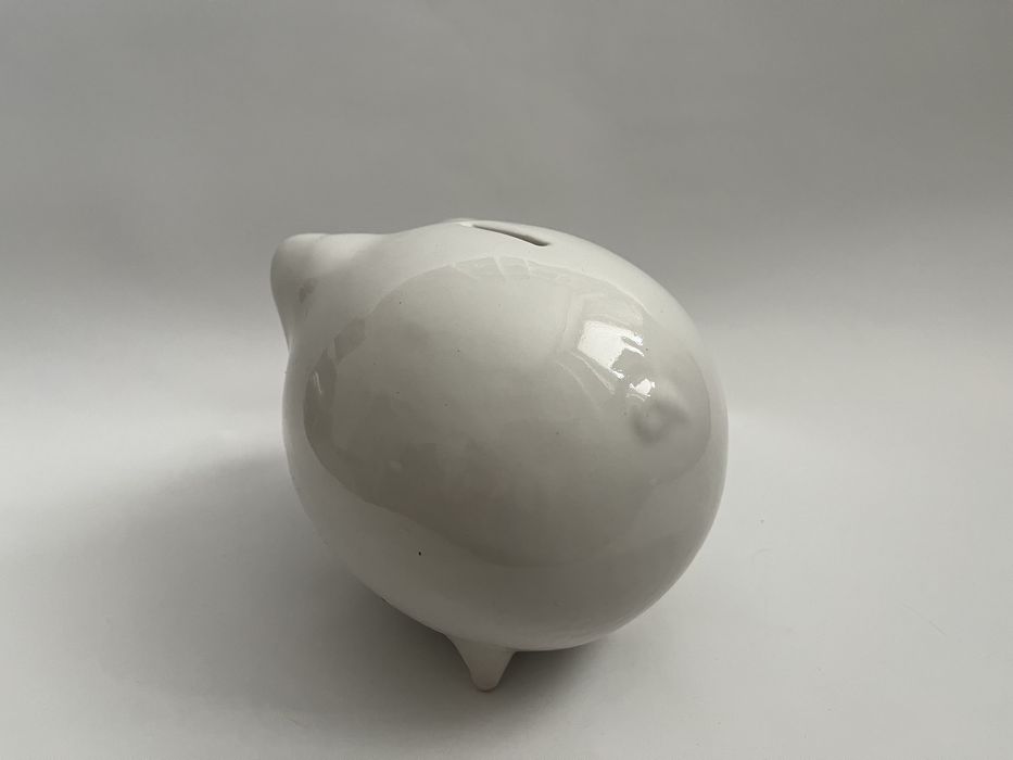 Ceramiczna skarbonka świnka z lat 90. XX w.