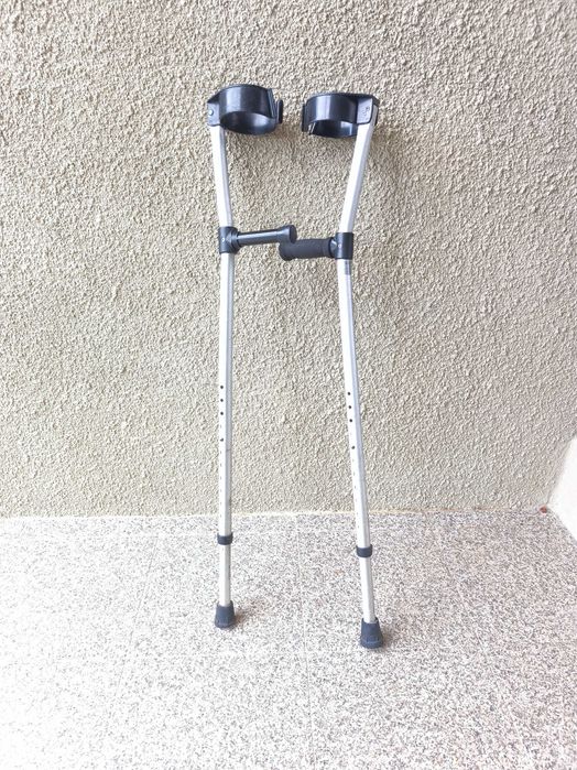 duas canadianas /muletas usadas