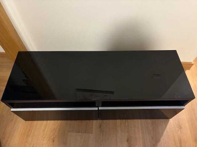 Móvel para televisão preto brilhante, com vidro no topo